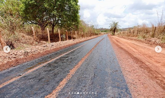 PREFEITO E COMITIVA VISITAM AS OBRAS DE PAVIMENTAÇÃO ASFÁLTICA NA ESTRADA QUE LIGA O BAIRRO MIL RÉIS AO POVOADO ARROZ